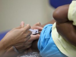 Baixo índice de vacinação prorroga campanha contra pólio e sarampo até sábado