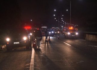 Grupo criminoso realiza arrastão após capotamento na BR-324