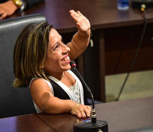 Mulherão de 98 cm e gigante na política: menor vereadora do Brasil é de Irecê