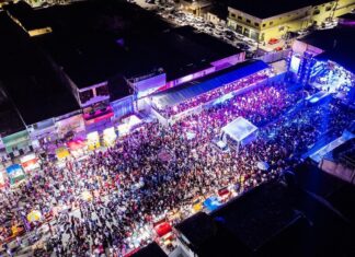 DEVINHO NOVAES LEVA MULTIDÃO À PRAÇA DE JAGUAQUARA