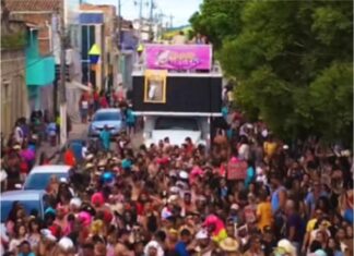 Bloco das Virgens arrasta multidão nas ruas de Castro Alves/Ba, durante o São João 2024