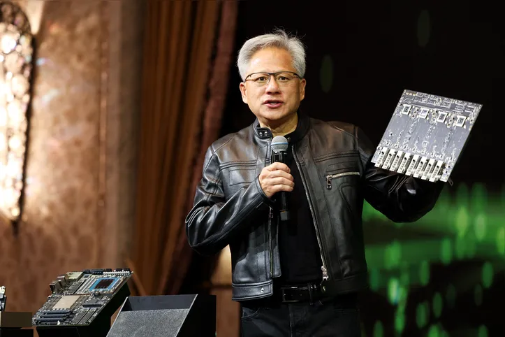 Jensen Huang, co-foundador e CEO da Nvidia explicando sobre os chips que usam inteligência artificial