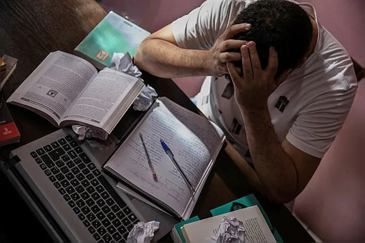 Hábito de acordar de madrugada pode estar associado a ansiedade e preocupações