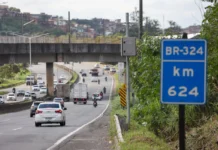 Via abandonada: ‘Já tive prejuízo de R$ 12 mil com os buracos da BR-324’, contabiliza motorista