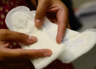 Mulheres já podem retirar absorventes gratuitos pelo SUS