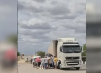 Caminhoneiro fica gravemente ferido após acidente durante reparo na BR-324