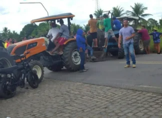 Protesto de produtores fecha trecho da BR-101 em Itamaraju e causa lentidão