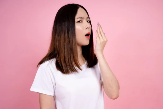 edicaseo-mau-halito-pode-indicar-muito-mais-do-que-a-falta-de-higiene-bucal-imagem-pbxstudio--shutterstock-hrlqas