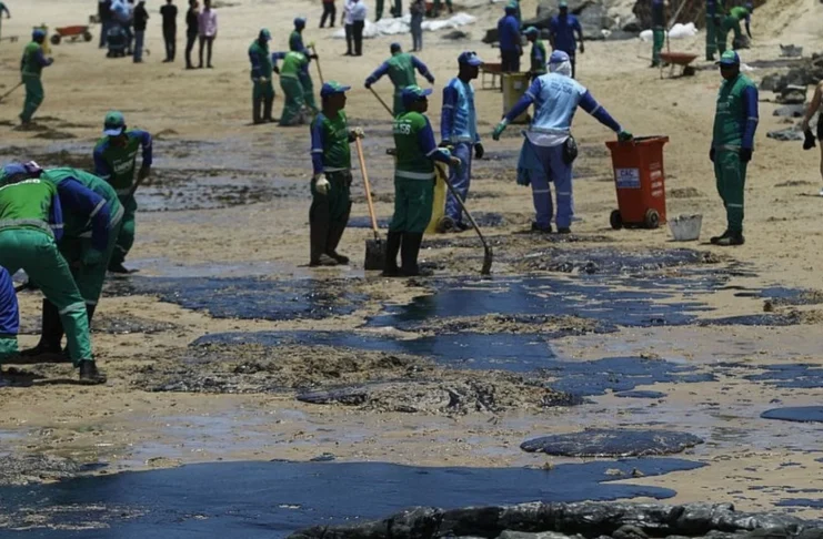 Inquérito que apura manchas de óleo em praias da Bahia é prorrogado por mais um ano