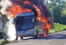 Ônibus pega fogo num trecho da BA-262, entre Ilhéus e Uruçuca