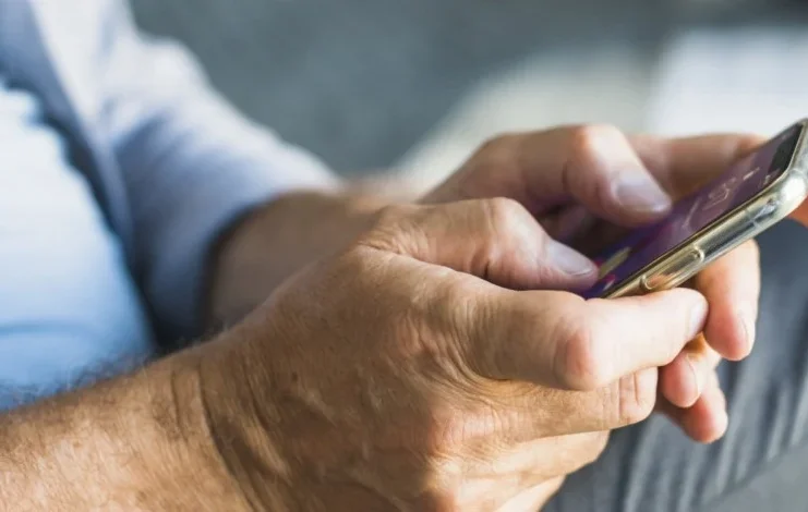 Idosos lideram crescimento no uso da internet no Brasil, aponta IBGE