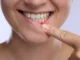 Você ignora esse sinal ao escovar os dentes? Médicos alertam para risco que vai além da boca