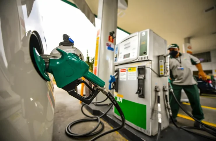 Tarifaço pode aumentar preço da gasolina? Saiba o que muda