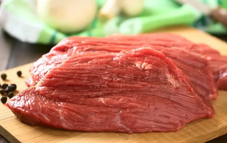 Cientistas produzem carne vegana com matéria-prima usada no cigarro e alface