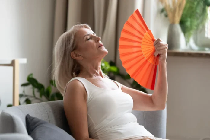 edicasea-reposicao-hormonal-e-o-tratamento-mais-eficaz-para-aliviar-os-sintomas-da-menopausa-imagem-fizkes-shutterstock-sdbjqd