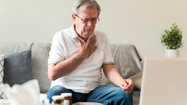 Dor no peito é sempre infarto? Veja como diferenciar os sinais de ansiedade e problemas cardíacos