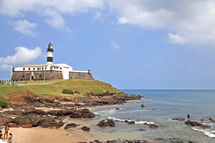 area-exclusiva-para-banhistas-comecou-a-ser-implementada-no-porto-da-barra-3399204-article (1)