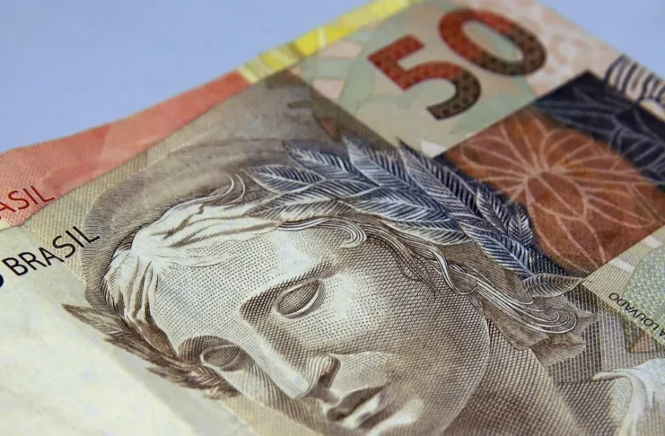 Comprometimento de renda chega a 29%: endividamento das famílias bate recorde em agosto